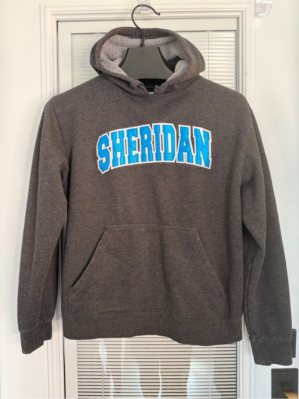 Sheridan College Hoodie Men’s XL Dark Gray with Blue Stitched Appliqué Logo EUC